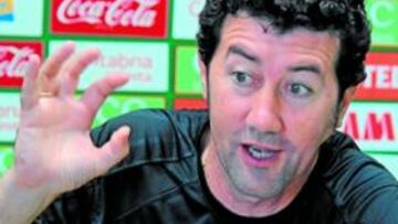 <b>CAMBIO. </b>El entrenador racinguista prefirió referirse ayer a las virtudes de su plantilla, más que a las del rival del domingo, el Valencia.
