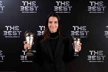 Aitana Bonmatí posa con el premio The Best a mejor jugadora y el perteneciente al mejor once del año.