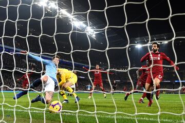 John Stones despejando un balón en la lí­nea de gol de su  porterí­a.