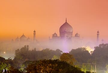 El Taj Mahal fue concebido como un complejo de edificaciones estructuradas en función del mausoleo.
Dentro del conjunto monumental la estructura más importante es el mausoleo, del que destaca su impresionante cúpula de 40 metros. Dicha cúpula no está sostenida en columnas ni puntales, sino que distribuye su peso de manera uniforme sobre el resto de la estructura.
