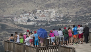 Aficionados esperando el paso del pelotón.