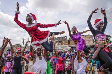 J¨®venes bailarines act¨²an durante un evento de ballet navide?o en el barrio pobre de Kibera, uno de los barrios m¨¢s concurridos de la capital de Kenia, Nairobi, Kenia.