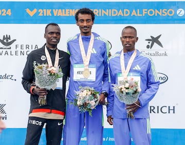 El etíope Yomif Kejelcha celebra la victoria junto al segundo clasificado el keniano Daniel Mateiko y el tercer clasificado el keniano Isaia Kipkoech tras la media maratón de Valencia celebrada este domingo.