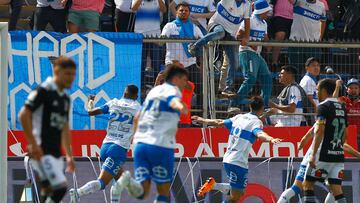 Futbol, Universidad Catolica vs Colo Colo.
Fecha 11, campeonato Nacional 2022.
El jugador de Universidad Catolica Fernando Zampedri, centro, celebra su gol contra Colo Colo durante el partido por la primera division disputado en el estadio San Carlos de Apoquindo.
Santiago, Chile.
24/04/2022
Felipe Zanca/Photosport

Football, Universidad Catolica vs Colo Colo.
11 th date, 2022 National Championship.
Universidad CatolicaÕs player Fernando Zampedri, center, celebrates his goal against Colo Colo during the first division match held at San Carlos de Apoquindo stadium.
Santiago, Chile.
24/04/2022
Felipe Zanca/Photosport