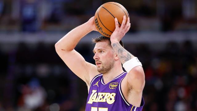 Jan 26, 2026; Chicago, Illinois, USA; Los Angeles Lakers guard Luka Doncic (77) looks to pass the ball against the Chicago Bulls during the second half at United Center. Mandatory Credit: Kamil Krzaczynski-Imagn Images