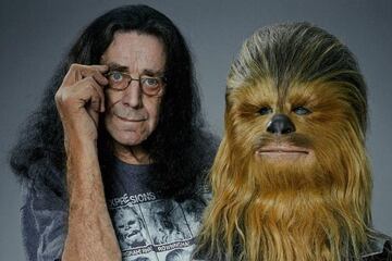 Uno de los actores ms queridos por el gran pblico de 'Star Wars', ya que interpret al original Chewbacca. Falleci el pasado 30 de abril a los 74 a?os en su casa del norte de Texas. Muchos compa?eros de profesin no dudaron en elogiar su forma de ser, demostrando que era de los ms respetados.