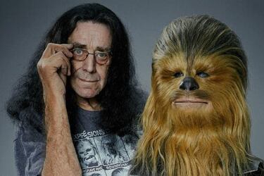 Uno de los actores más queridos por el gran público de 'Star Wars', ya que interpretó al original Chewbacca. Falleció el pasado 30 de abril a los 74 años en su casa del norte de Texas. Muchos compañeros de profesión no dudaron en elogiar su forma de ser, demostrando que era de los más respetados.