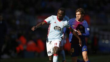 Pione Sisto conduce el bal&oacute;n delante de Sergi Roberto en el Camp Nou.