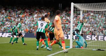 Saque de esquina que lanzó Griezmann, muy cerrado, y que parece no tocar en ningún compañero, salvo en Pezzella, del Real Betis, sobre la misma línea. Al final, el balón terminó entrando para suponer el 0-1 en el Benito Villamarín.