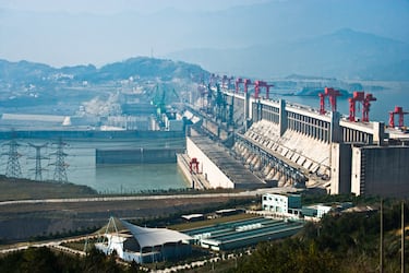 La Presa de las Tres Gargantas, ubicada en el río Yangtsé en China, es la central hidroeléctrica más grande del mundo, capaz de generar 22.500 MW y almacenar cerca de 39–40 km³ de agua; se construyó entre 1994 y 2012 para controlar inundaciones, producir energía y mejorar la navegación, pero su enorme embalse ha provocado impactos ambientales, el desplazamiento de más de un millón de personas y hasta una ligera alteración de la rotación terrestre debido al peso del agua acumulada.