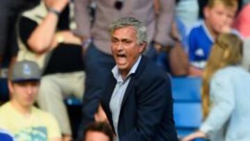 José Mourinho da indicaciones en el partido que Chelsea empató con el Swansea.