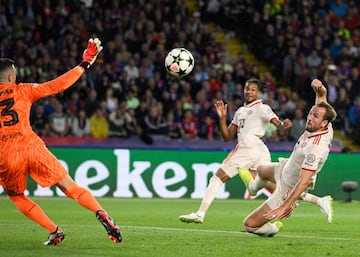 1-1. Michael Olise cambia de banda a Serge Gnabry, saca un centro a media altura para conectar con Harry Kane que de manera acrobática, empalma el balón con la derecha y supera a Iñaki Peña.