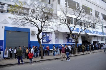 El entrenador argentino volvió al fútbol de su país como nuevo entrenador de Gimnasia La Plata. Los aficionados le aclamaron en el Estadio Juan Carmelo Zerillo.