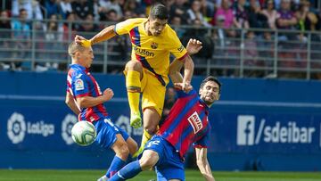 Oliveira pelea con Su&aacute;rez un bal&oacute;n en el Eibar-Barcelona.