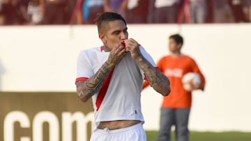 LIM01. TRUJILLO (PER&Uacute;) 08/07/2017.- Fotograf&iacute;a de archivo del 8 de julio de 2017 del jugador de la selecci&oacute;n peruana de f&uacute;tbol Paolo Guerrero durante un partido amistoso entre Per&uacute; y Paraguay, en el estadio Mansiche de l