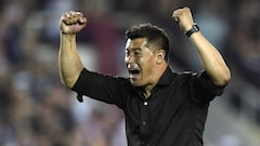 Argentina&#039;s Lanus coach Jorge Almiron celebrate after defeating Argentina&#039;s River Plate 4-2 during their Copa Libertadores semifinal second leg football match and qualifying to the final, in Lanus, on the outskirts of Buenos Aires, on October 31, 2017. / AFP PHOTO / Juan MABROMATA