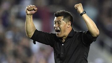 Argentina's Lanus coach Jorge Almiron celebrate after defeating Argentina's River Plate 4-2 during their Copa Libertadores semifinal second leg football match and qualifying to the final, in Lanus, on the outskirts of Buenos Aires, on October 31, 2017. / AFP PHOTO / Juan MABROMATA