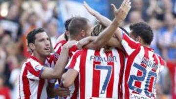 <b>GOLEADA Y LÍDER.</b> El Atlético de Madrid arrancó la Liga con una victoria convincente, encarrilada por su pegada ofensiva y facilitada por la debilidad del Málaga.