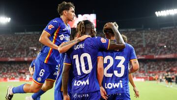 Uche, con sus compañeros del Getafe, celebra el gol de Liso ante el Sevilla.
