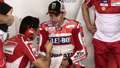 AY01. Sepang (Malaysia), 30/01/2017.- Spanish MotoGP rider Jorge Lorenzo of Ducati Team talks to his crew during the pre-season test session at Sepang International Circuit near Kuala Lumpur, Malaysia, 30 January 2017. (Ciclismo, Motociclismo, Malasia) EFE/EPA/AHMAD YUSNI