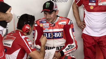 AY01. Sepang (Malaysia), 30/01/2017.- Spanish MotoGP rider Jorge Lorenzo of Ducati Team talks to his crew during the pre-season test session at Sepang International Circuit near Kuala Lumpur, Malaysia, 30 January 2017. (Ciclismo, Motociclismo, Malasia) EFE/EPA/AHMAD YUSNI