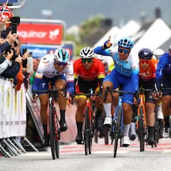 Dylan Groenewegen alza los brazos en Noruega