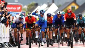 Dylan Groenewegen alza los brazos en Noruega