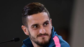 Atletico Madrid's midfielder from Spain Koke looks on during a press conference at the Wanda Metropolitano stadium in Madrid on September 26, 2017 on the eve of the UEFA Champions League Group C football match Club Atletico de Madrid against Chelsea FC. / AFP PHOTO / JAVIER SORIANO