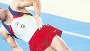 <b>NERVIOS. </b>En suelo, su primer ejercicio, Rafa Martínez no pudo brillar y se salió dos veces del tapiz.