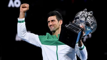 Djokovic posa con su trofeo de campeón del Open de Australia.