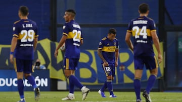 Argentina's Boca Juniors Carlos Tevez (2-R) and teammates are seen during half-time fo their Copa Libertadores semifinal football match against Brazil's Santos at La Bombonera stadium in Buenos Aires, on January 6, 2021. (Photo by AGUSTIN MARCARIAN / POOL / AFP)