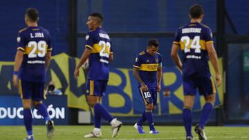 Argentina&#039;s Boca Juniors Carlos Tevez (2-R) and teammates are seen during half-time fo their Copa Libertadores semifinal football match against Brazil&#039;s Santos at La Bombonera stadium in Buenos Aires, on January 6, 2021. (Photo by AGUSTIN MARCARIAN / POOL / AFP)