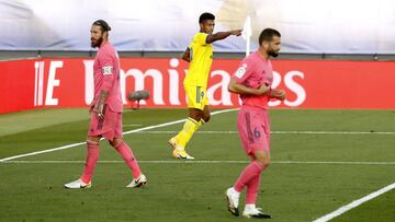 El Choco Lozano celebra el gol del Cádiz con Ramos y Nacho cabizbajos.