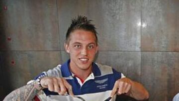 <b>HAMBRE DE GOL. </b>Nicki Bille y Edu Albacar posan para AS en una de las mesas del restaurante-barra El Pernil.