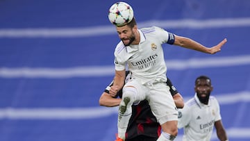 Nacho despeja el balón de cabeza en el partido de la fase de grupos de la Champions contra el RB Leipzig en el Bernabéu.