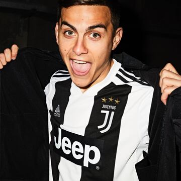 Paulo Dybala durante la sesión fotográfica de Juventus, que viene de obtener su séptimo 'scudetto' de manera consecutiva.