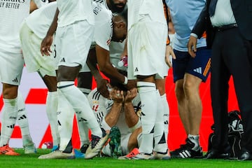 El futbolista del Madrid supo de inmediato que algo no estaba bien con su rodilla y explot en llanto tras la lesin y la entrada de los mdicos. 

 EFE/Zipi Aragn
