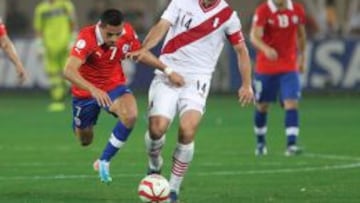 Alexis S&aacute;nchez y Claudio Pizarro en el &uacute;ltimo duelo entre Chile y Per&uacute;. 1-0 ganaron los incaicos el 22 de marzo de 2013 en Lima, rumbo al Mundial de Brasil.