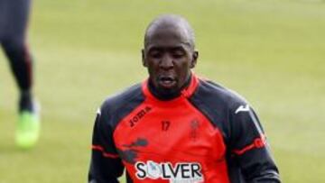 Sissoko disputa un bal&oacute;n con Rochinha en un entrenamiento del Granada.