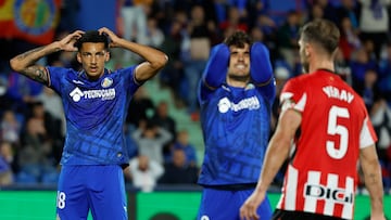 GETAFE (MADRID), 15/05/2025.- El delantero del Getafe Alvaro Rodríguez (i) se lamenta durante el partido de la jornada 36 de LaLiga que Getafe CF y Athletic de Bilbao disputan este jueves en el Coliseum de Getafe. EFE/ Mariscal