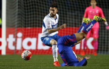 El jugador de Universidad Catolica Cesar Fuentes, izquierda, disputa el balon con Lorenzo Reyes de Universidad de Chile durante el partido de Super Copa en el estadio Ester Roa de Concepcion, Chile.