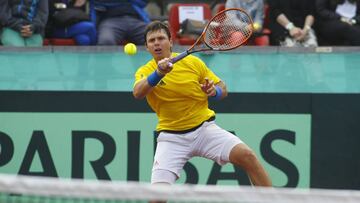 Tenis, Chile v Colombia, Copa Davis 2016.
El jugador de Colombia Alejandro Gonzalez devuelve la bola a Gonzalo Lama de Chile durante el partido por la segunda ronda del Grupo I Americano de Copa Davis.
Iquique, Chile
16/07/2016.
Alex Díaz Díaz/Photosport.