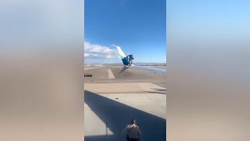 Un hombre se sube al ala de un avión antes de despegar