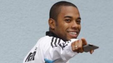 <b>AL CITY.</b> El futbolista del Real Madrid Robson Da Souza, Robinho, ha sido traspasado finalmente al Manchester City inglés por cuarenta millones de euros.