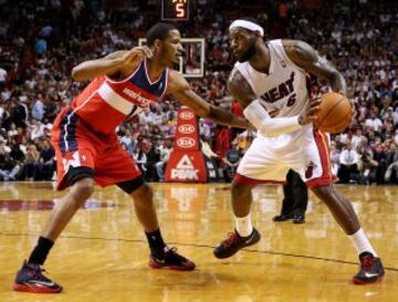 Trevor Ariza (Wizards) defiende a LeBron James (Heat).