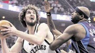 <b>FIN DE RUTA. </b>Las torres de Dallas, como Nowitzki o Erick Dampier, cerraron el camino a Pau Gasol.