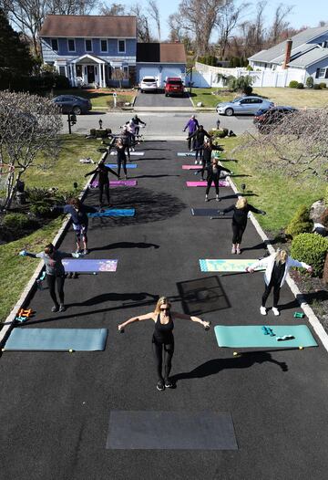  Jamie Benedik es instructora de tres gimnasios en West Islip, un barrio del condado de Suffolk en el estado estadounidense de Nueva York, durante estos días ha visto como han cerrado todos los recintos deportivos donde trabaja debido a la pandemia del Co