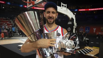 Vasilije Micic, con los trofeos de la Euroliga y de MVP.