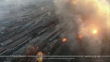 Un dron caza explosiones rusas en el complejo industrial de Mari¨²pol: "Est¨¢n destruyendo..."