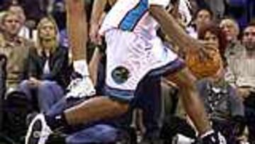 El yugoslavo de los Pistons Zelijko Rebraca salta por encima de Lorenzen Wright, máximo anotador de los Grizzilies en el debut de su equipo en la NBA.